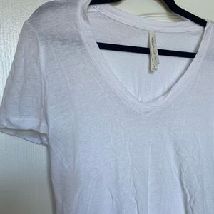 Aritzia Babaton White v neck